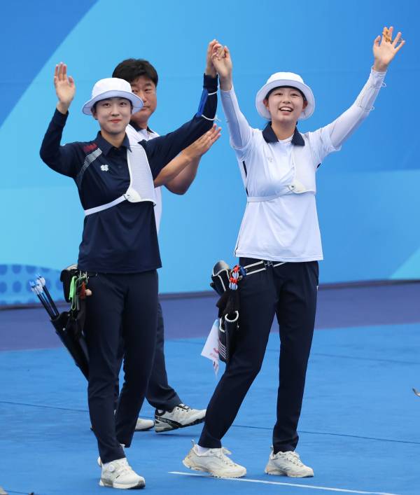 <yonhap photo-2806="">양궁 리커브 대표팀 임시현(오른쪽)이 7일 중국 항저우 푸양 인후 스포츠센터에서 열린 2022 항저우 아시안게임 양궁 리커브 여자 개인 결승전 한국 안산과의 경기에서 승리해 금메달을 획득한 뒤 인사하고 있다. 사진=연합뉴스</yonhap>