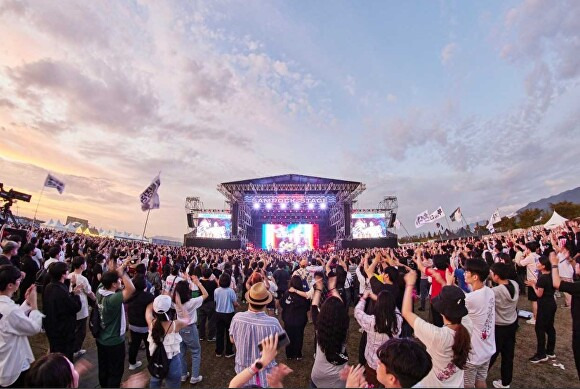 지난해 열린 부산국제록페스티벌 현장에서 관람객들이 축제를 즐기고 있다. [사진=대선주조]