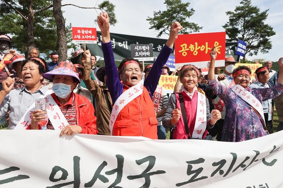 대구경북신공항 화물터미널 군위 배치에 반발한 의성군 비안면 이주지역대책위원회와 신공항 편입 지역주민 150여명이 지난달 22일 오전 경북도청에서 항의집회를 하고 있다. [사진 의성군]