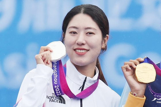 7일 오전 중국 항저우 푸양 인후 스포츠센터 양궁장에서 열린 2022 항저우 아시안게임 양궁 컴파운드 여자 개인전에서 2위를 차지해 은메달을 획득한 대한민국 소채원이 시상대에 올라 세리머니를 하고 있다. 뉴스1