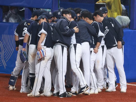 한국 야구대표팀 선수들이 7일 항저우 아시안게임 결승전에서 대만을 상대로 2-0 리드를 이어가던 4회 말을 끝내고 결의를 다지고 있다. 연합뉴스