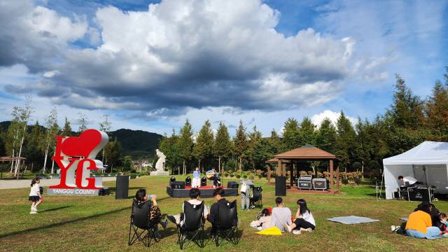 ▲ 한반도섬 플리마켓이 7일 한반도섬 일원에서 가족단위 방문객 등 지역주민들이 참여한 가운데 열렸다.