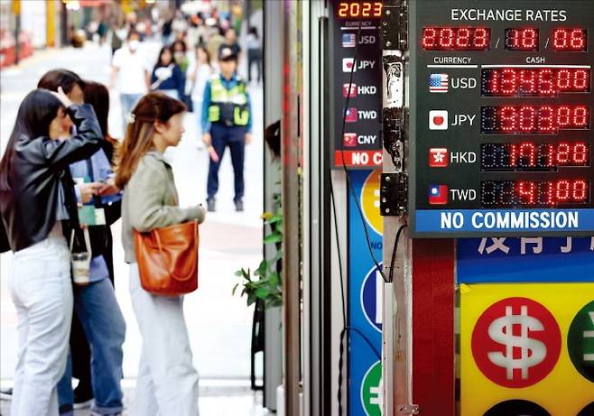 관광객들이 6일 서울 시내의 한 환전소에서 환전하고 있다. 원·달러 환율은 한·미 간 금리차 확대 등에 따라 지난달 말까지 장중 변동폭 10원이 넘은 날이 52일에 달할 정도로 변동성이 커졌다.   /최혁 기자