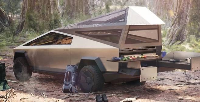 테슬라가 공개한 '사이버트럭 캠퍼' 버전. 운전자가 트럭 베드(짐칸)에서 편히 자고 쉴 수 있도록 텐트 모양의 지붕을 설치했다. 차량 끝엔 조리를 위한 인덕션 등이  탑재됐다. /테슬라