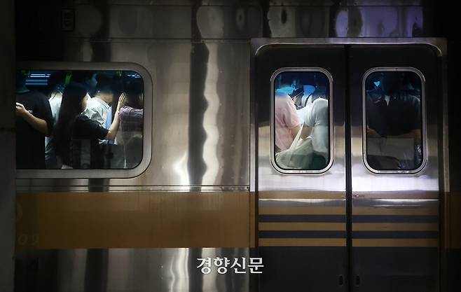 지난달 19일 서울 지하철 고속터미널역에서 시민들이 9호선 열차를 이용하고 있다. 조태형 기자