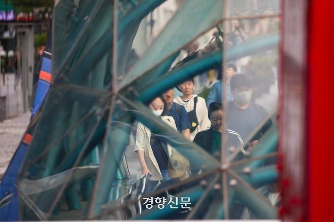 지난달 21일 오전 시민들이 서울 강남역 일대를 분주히 걸어가고 있다. 이준헌 기자