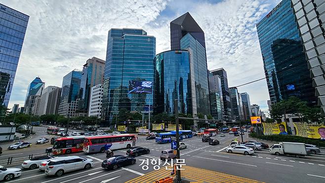 지난달 21일 오전 서울 강남대로에 버스와 승용차들이 줄 지어 가고 있다. 이준헌 기자