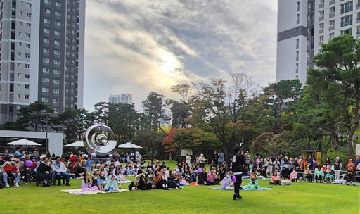 7일 인천 연수구 송도국제도시 송도SK뷰 아파트 잔디광장에서 ‘2023 인천펜타포트 락 페스티벌’의 주민 감사 음악회가 열리고 있다. 이민우기자