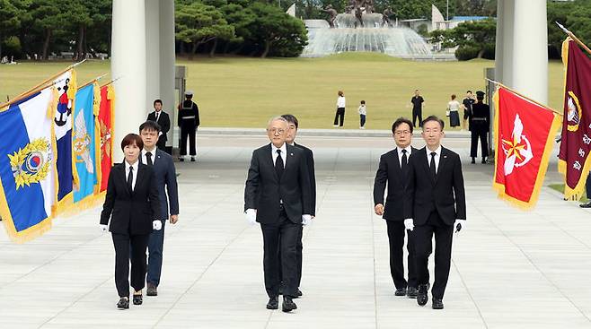 [서울=뉴시스] 최진석 기자 = 신임 유인촌 문화체육관광부 장관이 7일 서울 동작구 국립서울현충원을 참배하기 위해 현충탑으로 향하고 있다. (사진=문화체육관광부 제공) 2023.10.07. photo@newsis.com *재판매 및 DB 금지