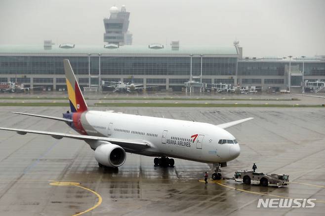 [인천공항=뉴시스] 최동준 기자 = 사진은 지난 7월 18일 인천국제공항 제1터미널에서 이동하는 아시아나항공의 여객기 모습. 2023.10.07. photocdj@newsis.com