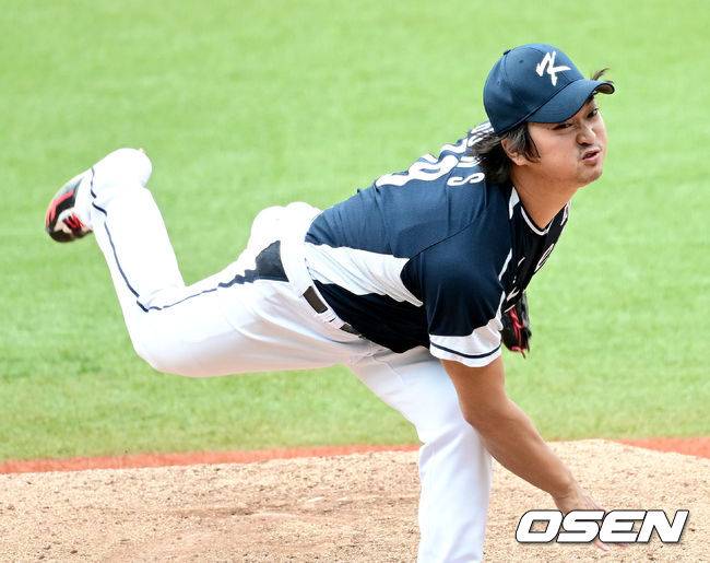 [OSEN=항저우(중국), 최규한 기자] 한국이 중국을 가볍게 누르고 결승에 진출했다. 한국은 6일(이하 한국시간) 중국 저장성 사오싱 야구장에서 열린 2022 항저우 아시안게임 슈퍼 라운드 2차전에서 중국을 8-1로 제압했다.9회말 한국 고우석이 힘차게 공을 뿌리고 있다. 2023.10.06 / dreamer@osen.co.kr