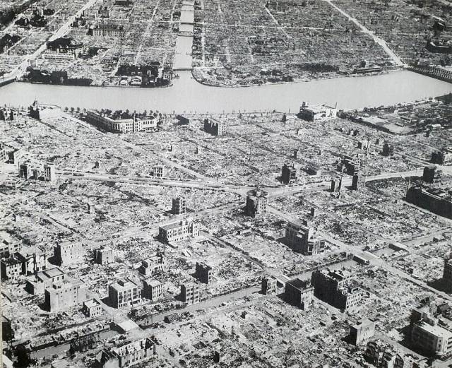▲ 1945년 3월10일 밤 B-29 폭격기의 공습으로 27만 채의 주택이 잿더미가 된 도쿄 전경. 6시간 동안의 공습은 조선인 1만 명을 포함해 10만 명 가까운 사망자를 냈다.