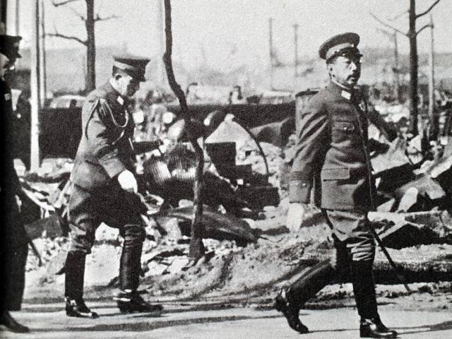 ▲ 도쿄대공습 8일 뒤인 1945년 3월18일 피해지역을 돌아보고 있는 히로히토 일왕. Ⓒ니시다 세추오