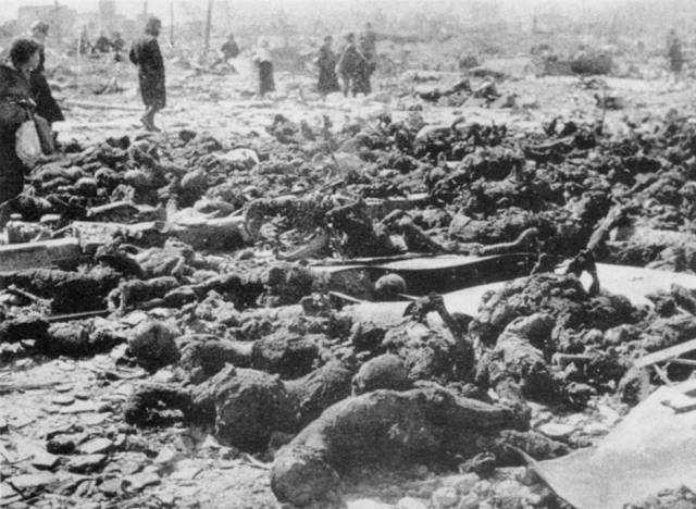 ▲ 도쿄 대공습의 희생자들 가운데는 어린이들도 많이 죽었다. 이들에게 무슨 죄가 있을까.