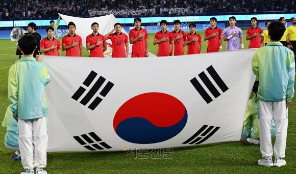 7일 중국 항저우 황룽 스포츠센터 스타디움에서 열린 2022 항저우아시안게임 남자축구 대한민국과 일본의 결승전에서 대한민국 선수들이 국기에 대한 경례를 하고 있다. 2023.10.7 항저우 오장환 기자