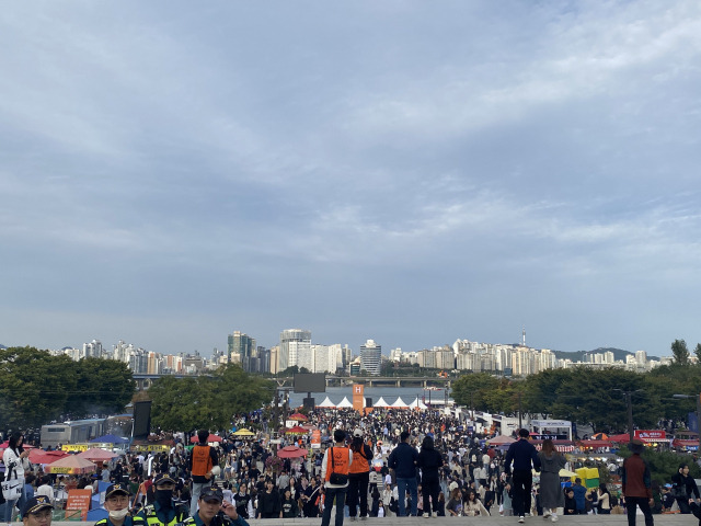 7일 낮 3시께 여의나루역 앞 한강공원 일대가 시민들이 북적거리고 있다.장형임 기자