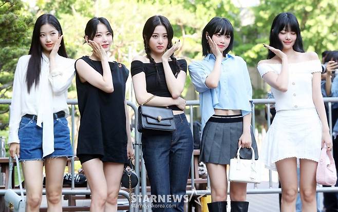 걸그룹 르세라핌이 19일 오전 서울 영등포구 여의도동 KBS 신관홀에서 진행된 '뮤직뱅크' 리허설에 참석하며 포즈를 취하고 있다. 2023.05.19 /사진=김창현 기자 chmt@