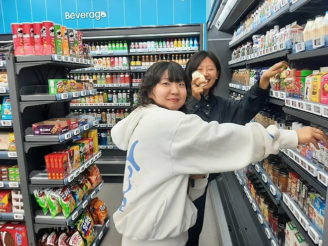 AI편의점 처음 이용하는 20대 고객 이해린.장혜선씨 [촬영 성혜미]