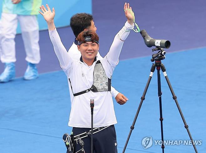 이우석, 리커브 남자 개인 동메달 (항저우=연합뉴스) 류영석 기자 = 양궁 리커브 대표팀 이우석이 7일 중국 항저우 푸양 인후 스포츠센터에서 열린 2022 항저우 아시안게임 양궁 리커브 남자 개인전 카자흐스탄 이르파트 압둘린과의 동메달결정전에서 동메달을 획득한 뒤 기뻐하고 있다. 2023.10.7 ondol@yna.co.kr