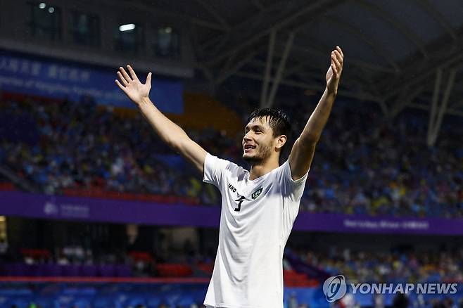 골 넣고 기뻐하는 우즈베크 남자 축구 선수 [로이터=연합뉴스]