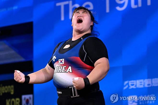 포효하는 박혜정 (항저우 AFP=연합뉴스) 박혜정이 7일 중국 저장성 항저우 샤오산 스포츠센터에서 열린 2022 항저우 아시안게임 역도 여자 87㎏ 이상급 경기에서 용상 3차 시기에 성공한 뒤, 포효하고 있다.