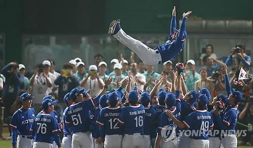 2014 인천 아시안게임 우승 후 헹가래 받는 류중일 감독 [연합뉴스 자료사진]