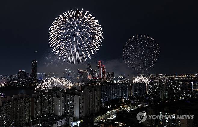 불꽃이 피었습니다 (서울=연합뉴스) 임화영 기자 = 7일 오후 서울 여의도 한강공원에서 열린 '2023 서울세계불꽃축제'에서 하늘이 불꽃으로 물들고 있다. 2023.10.7 hwayoung7@yna.co.kr