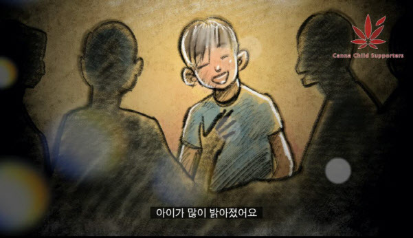 칸나희망서포터즈 지원을 받은 한 한부모가정은 영상 편지를 통해 “(전 남편이) 양육비 소송 끝나고 세번째 달부터 양육비를 안 주고 연락을 끊었다”며 “이행명령·감치명령 중에 주소지를 다른 곳으로 옮겨놓고 잠적한 상태였다”고 토로했다. 그는 “이후 칸나서포터즈를 만났고 양육비·심리·법적 지원을 받았다”며 “칸나를 만난 이후 가장 큰 변화는 둘째 아이가 학급 임원 선거에 나갈 정도로 많이 밝아졌다는거에요. 집에 친구들을 데려올 정도로 굉장히 활발하게 변했다”고 말했다. (사진=칸나희망서포터즈)