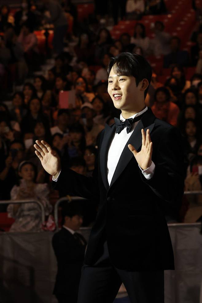 레드카펫 밟는 이정하 (부산=연합뉴스) 강민지 기자 = 배우 이정하가 8일 오후 부산 해운대구 영화의전당 야외극장에서 열린 ‘2023 아시아콘텐츠어워즈 & 글로벌OTT어워즈’ 포토월 행사에 참석하고 있다.