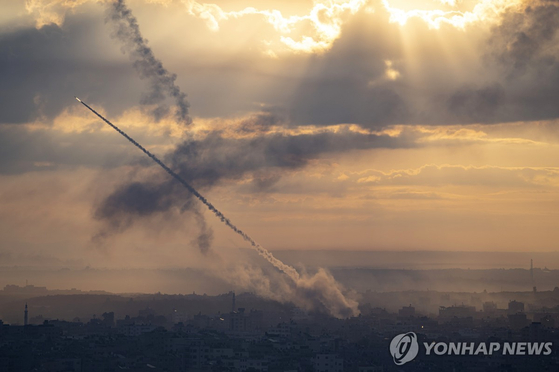 현지시간 7일 팔레스타인 가자지구에서 이스라엘을 향해 로켓이 발사되고 있다. 〈사진=가자지구 AP=연합뉴스〉