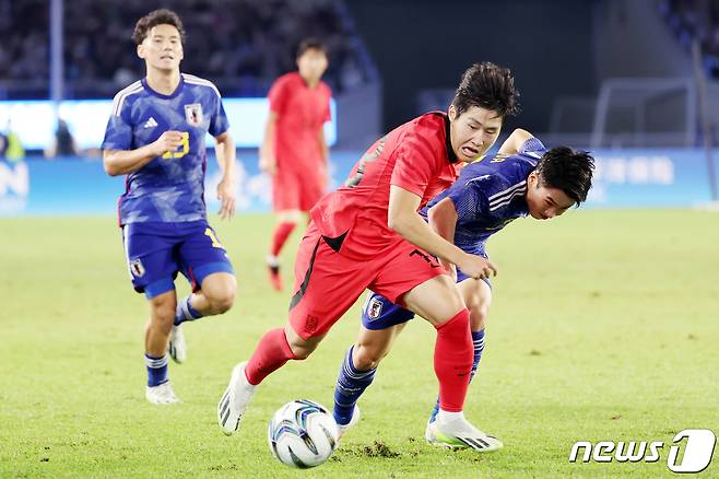 7일 오후 중국 항저우 황룽 스포츠센터 스타디움에서 열린 2022 항저우 아시안게임 남자 축구 대한민국과 일본의 결승전에서 대한민국 이강인이 몸싸움을 벌이고 있다. 2023.10.7/뉴스1 ⓒ News1 민경석 기자