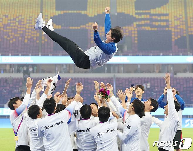 황선홍 아시안게임 남자 축구대표팀 감독이 7일 오후 중국 항저우 황룽 스포츠센터 스타디움에서 열린 2022 항저우 아시안게임 남자 축구 대한민국과 일본의 결승전에서 2대1로 승리해 금메달을 확정지은 후 선수들에게 헹가래를 받고 있다. 2023.10.8/뉴스1 ⓒ News1 민경석 기자