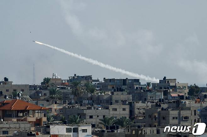 팔레스타인 가자지구에서 이스라엘 방향으로 로켓이 발사되고 있다. ⓒ 로이터=뉴스1 ⓒ News1 최종일 기자
