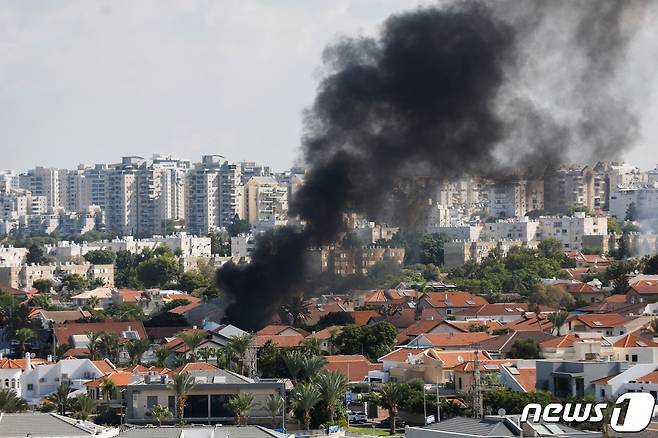 이스라엘은 주택지구에도 포격을 가했다. 주택지구에도 포연이 자욱하다. 23.10.07 ⓒ 로이터=뉴스1 ⓒ News1 김예슬 기자