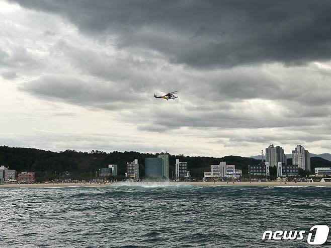 삼척해변 실종자 수색하는 해경.(동해해경 제공) 2023.10.8/뉴스1