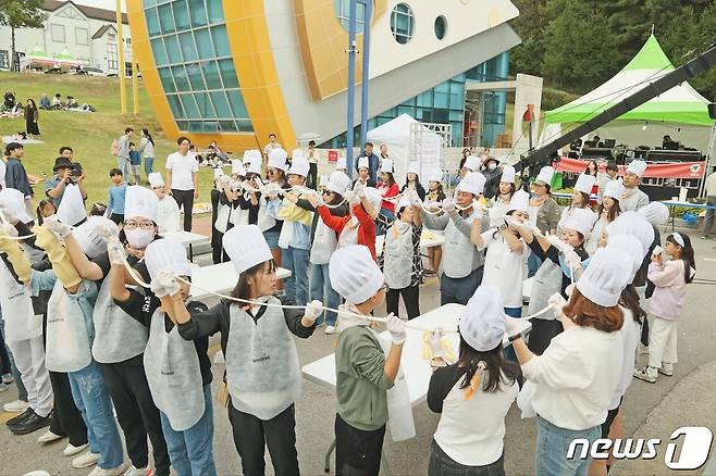 8일 전북 임실군 임실치즈테마파크서 열린 임실N치즈축제에서 관광객들이 치즈를 체험하고 있다.(임실군 제공)2023.10.8/뉴스1