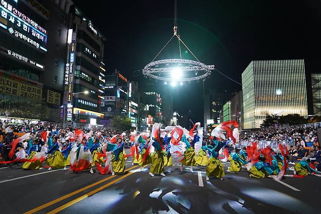 '천안흥타령춤축제' 3일 차인 지난 7일, 천안시 동남구 신부동에서 '거리댄스 퍼레이드'가 열렸다. (천안시청 제공)