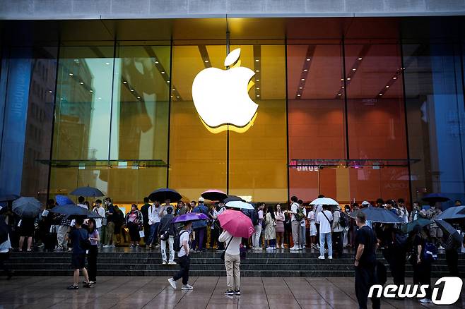 지난달 22일(현지시간) 아이폰15 시리즈 신제품 출시 첫날 중국 상하이의 애플 매장 앞에 고객들이 줄을 서서 기다리고 있다. 2023.09.22 ⓒ 로이터=뉴스1 ⓒ News1 우동명 기자