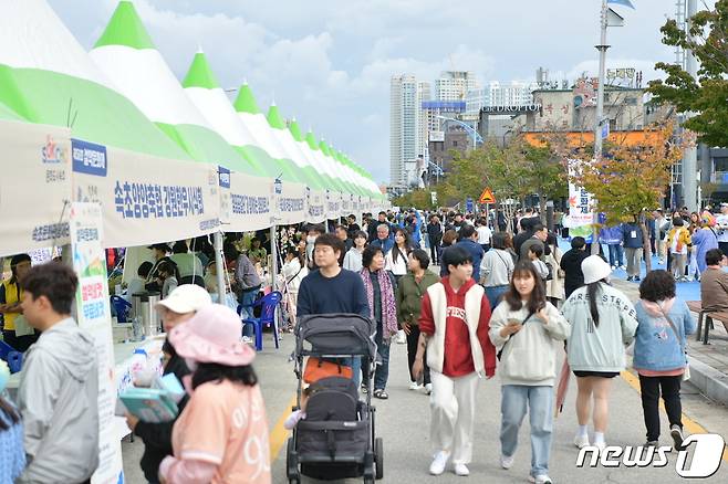 한글날 연휴이자 주말인 8일 강원 속초시 엑스포 잔디광장에서 열린 설악문화제를 찾은 나들이객들이 축제를 즐기고 있다.(속초시 제공) 2023.10.8/뉴스1