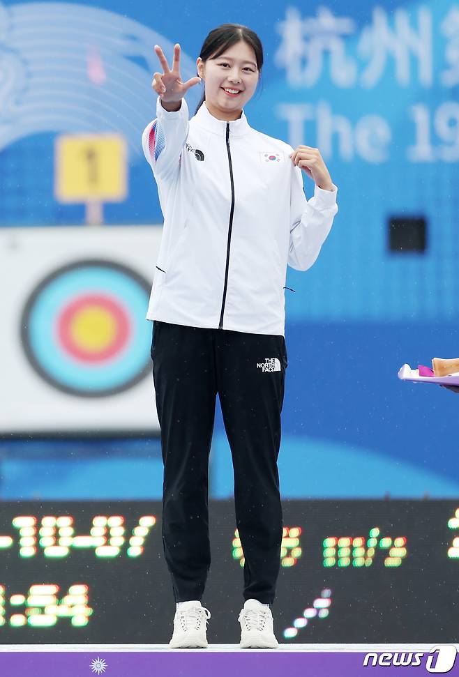 7일 오전 중국 항저우 푸양 인후 스포츠센터 양궁장에서 열린 2022 항저우 아시안게임 양궁 리커브 여자 개인전에서 금메달을 목에 건 임시현이 시상대에 올라 아시안게임 3관왕의 의미를 담아 손가락 세 개를 펼치며 환하게 웃고 있다. 2023.10.7/뉴스1 ⓒ News1 민경석 기자