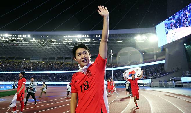 7일 중국 항저우 황룽 스포츠센터 스타디움에서 열린 2022 항저우 아시안게임 남자축구 결승전에서 일본을 2-1로 이기고 금메달을 획득한 한국의 이강인이 팬들에게 인사하고 있다. 사진|연합뉴스