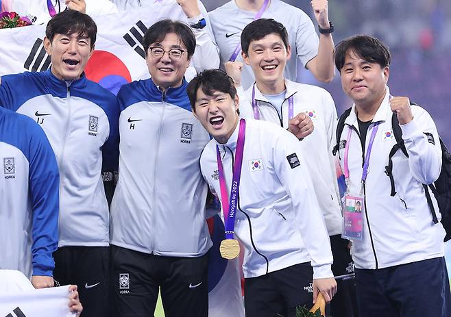 2022 항저우아시안게임 남자축구 금메달을 딴 황선홍 감독과 이강인 등 선수들. 항저우|연합뉴스