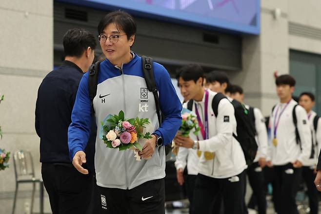 8일 오후 인천국제공항을 통해 금의환향하는 황선홍 감독과 24세 이하 축구대표팀. 영종도|연합뉴스