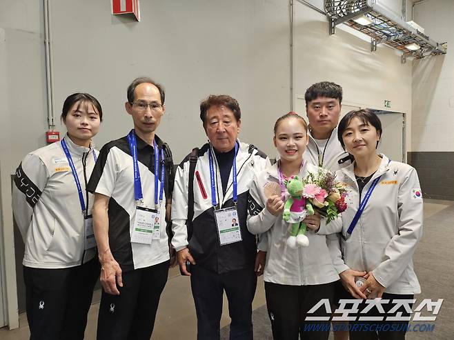 여서정이 세계선수권 도마에서 여자체조 사상 첫 동메달을 따낸 후 장재돈 선수단장(대한체조협회 부회장, 왼쪽에서 세번째), 이정식 여자체조대표팀 감독, 민아영, 최정열 코치, 박효진 트레이너와 기념사진을 찍고 있다. 사진제공=대한체조협회