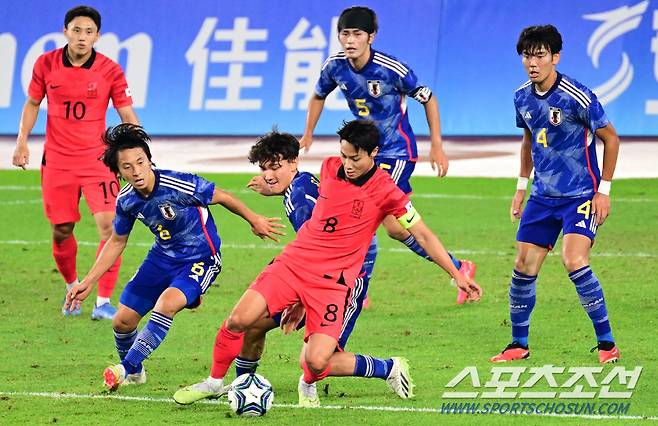 7일 오후 중국 항저우 황룽스포츠센터스타디움에서 대한민국 축구대표팀과 일본의 항저우아시안게임 남자축구 결승전이 열렸다. 돌파를 시도하고 있는 백승호. 항저우(중국)=송정헌 기자songs@sportschosun.com/2023.10.07/