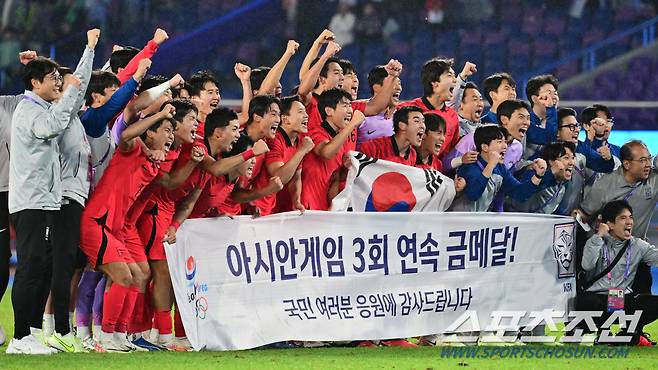 7일 오후 중국 항저우 황룽스포츠센터스타디움에서 대한민국 축구대표팀과 일본의 항저우아시안게임 남자축구 결승전이 열렸다. 축구대표팀이 일본에 2-1 승리하며 금메달을 차지했다. 승리의 기쁨을 나누고 있는 대표팀 선수들. 항저우(중국)=송정헌 기자songs@sportschosun.com/2023.10.07/