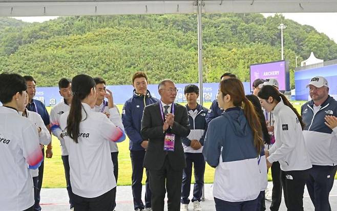 7일 항저우 양궁경기장에서 모든 양궁 경기가 끝난 뒤 정의선 회장이 이번 항저우 대회를 위해 최선을 다한 양궁 대표선수들을 격려하고 있다.＜사진제공:대한양궁협회＞