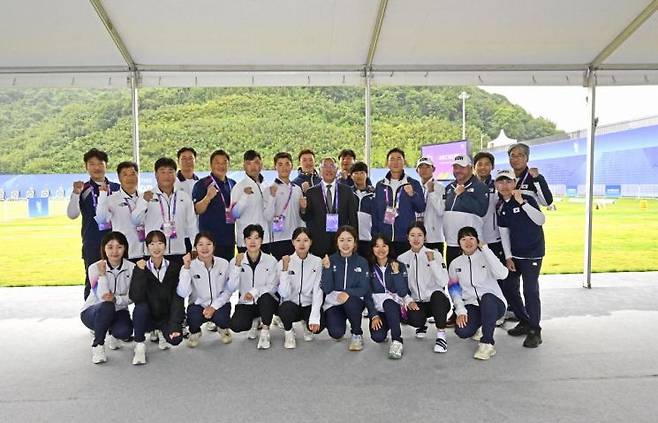 7일 항저우 양궁경기장에서 모든 양궁 경기가 끝난 뒤 정의선 회장이 이번 항저우 대회를 위해 최선을 다한 양궁 대표선수들을 격려하고 기념촬영하고 있다.＜사진제공:대한양궁협회＞