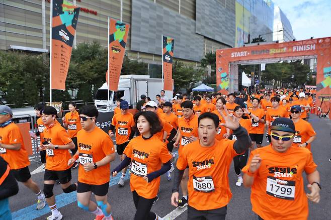 7일 서울 송파구 롯데월드에서 열린 롯데백화점 제5회 '스타일런' 마라톤 행사에서 참가자들이 출발하고 있다. /롯데쇼핑