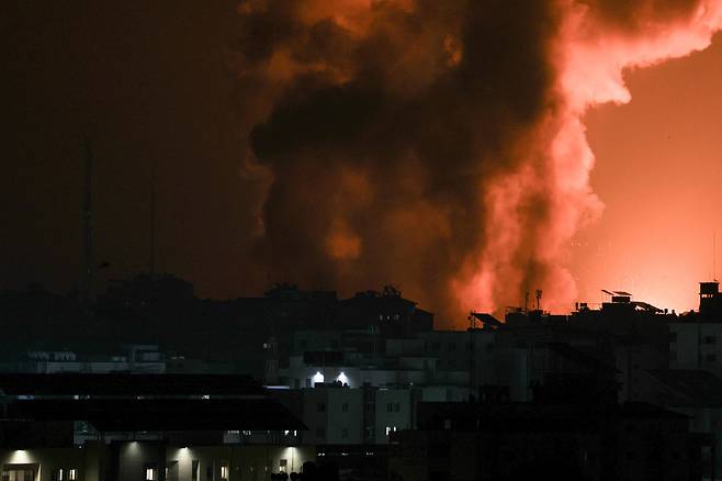 8일(현지 시각) 이스라엘의 보복 폭격으로 연기가 치솟는 팔레스타인 가자지구. /AFP=연합뉴스